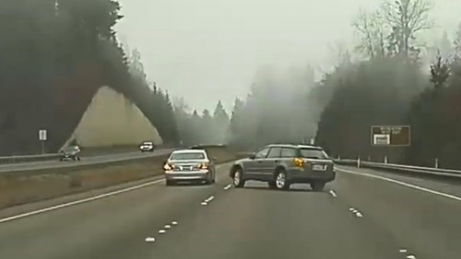Absurdní boj dvou řidičů o levý pruh dálnice skončil tak, jak od začátku musel