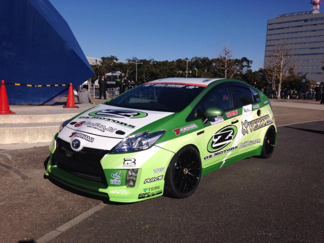 Toyota Prius umí i driftovat, jen z ní musíte udělat 400koňovou zadokolku (videa)