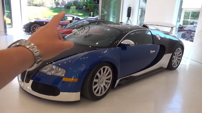 Fanda ukázal dům neznámého miliardáře, auta za stovky milionů má v obýváku