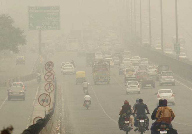 Indové přitvrzují, zakázali prodej dieselů nad 2 litry. Bohatí prý ničí ovzduší všem