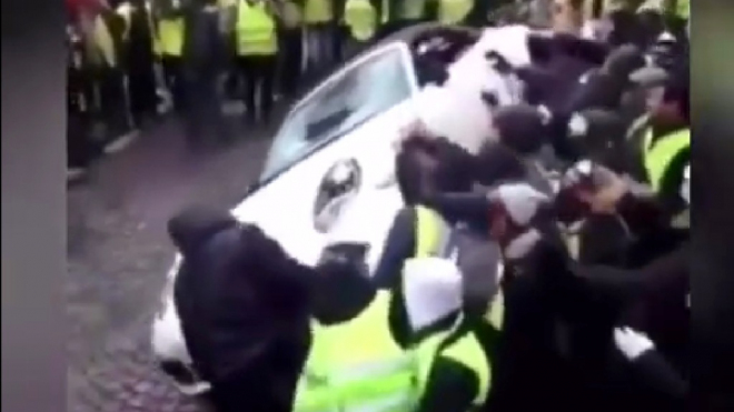 Francouzské Žluté vesty zničily Porsche 911, Range Rover a další luxusní auta