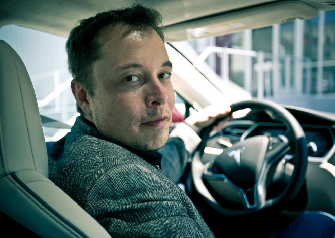 Auta řízená lidmi budou zakázaná. „Jsou to dvoutunové mašiny smrti,” říká Musk