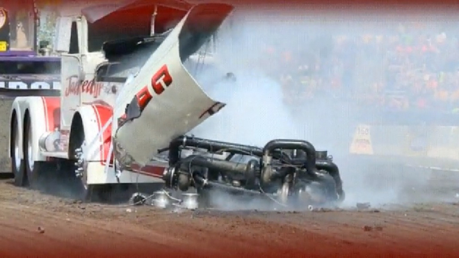 Takhle vypadá, když se přehnaně upravený diesel rozhodne opustit motorový prostor