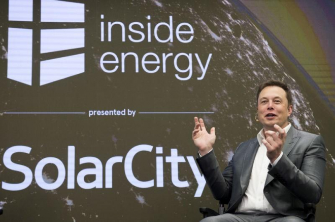 Muskova ztrátová Tesla má koupit Muskovo ztrátové SolarCity. Investory to děsí