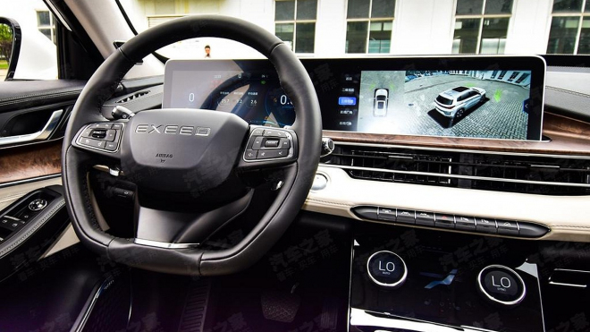 Čínská SUV nabízí víc a víc, soupeř Škody Karoq je větší, modernější, vybavenější i levnější