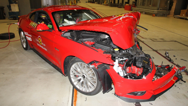 Ford Mustang totálně propadl v crash testu, má dvě hvězdy. Co nová Volva?