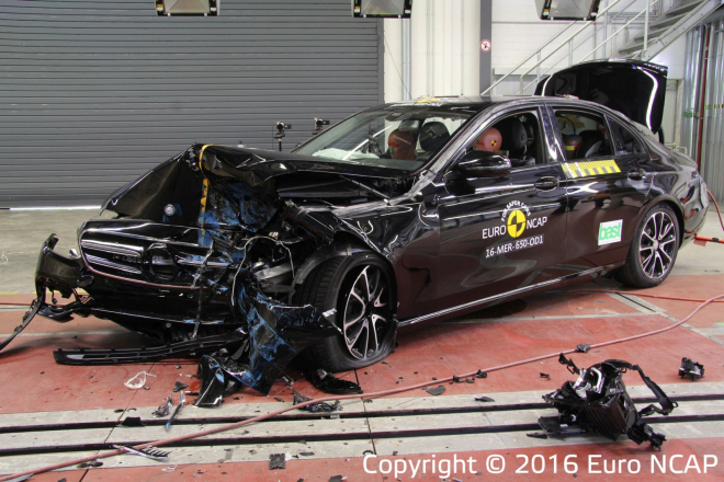 Nové crash testy: Mercedes E i Peugeot 3008 zazářily, Němec víc