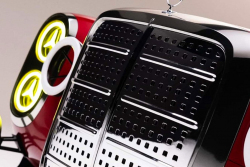 Vyhozený šéfdesignér Mercedesu potají stvořil nástupce legendární Rudé svině, asi chce dokázat, že pořád má co říct