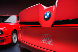 Nové BMW M3 vypadá, jako kdyby s ním někdo nezabrzdil při couvání. Přesto si troufá stoupnout vedle ikonické E30 a čeká potlesk