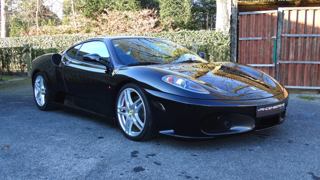 Muž si koupil ojeté Ferrari, aniž by jej viděl. Teď na prodávajícím vysoudil 130 milionů