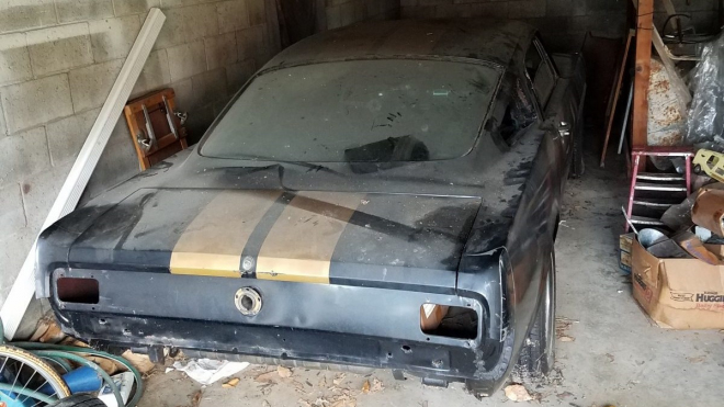 Ve staré garáži našli jedno z nejvzácnějších amerických aut. 30 let s ním nikdo nehnul