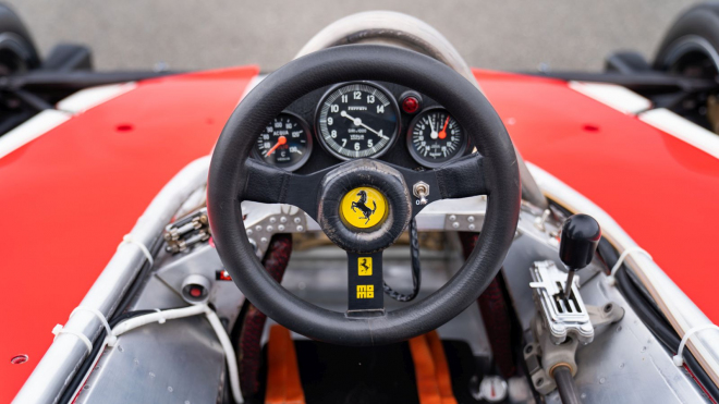 K mání je první mistrovský stroj zesnulého Nikiho Laudy, nejúspěšnější F1 všech dob