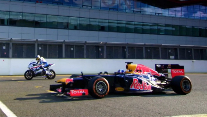 F1 s Coulthardem vs. superbike s Martinem: co je rychlejší na okruhu? (videa)