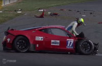 Když nejde z Ferrari 458 po nehodě vystoupit dveřmi, zkuste to předním oknem (video)