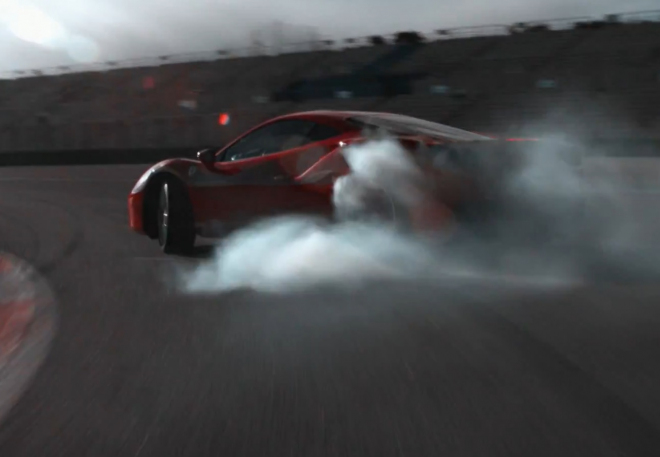 Ferrari 488 GTB v akci na prvním videu: zvukem nudí, pneumatikám ale dává kouř