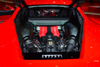 Ferrari vs. turba, oficiální verze: skvělá věc, nulová prodleva, přesně 0,8 s