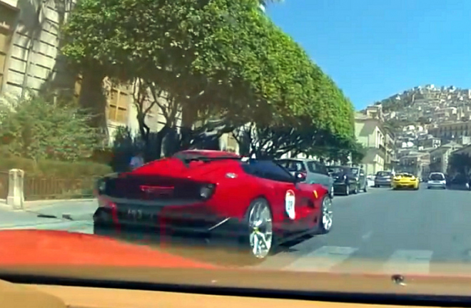 Ferrari F12 TRS: 740 koní v úplně novém hávu zuří na sicilských silničkách (video)