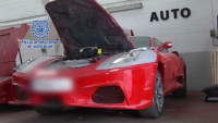 Policie zajistila továrnu na falešná Ferrari, sny o superautech plnila levně