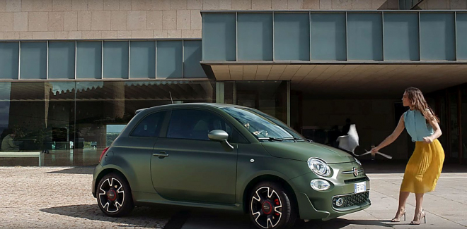 Fiat 500S je určen i pro tvrdé hochy, hravě odolá naštvaným ženám (video)