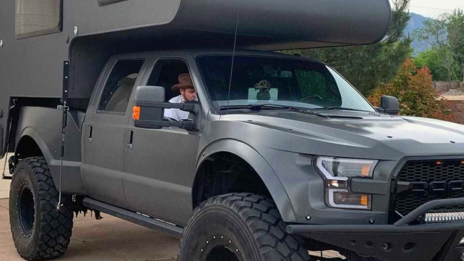 Dozorce si postavil extrémní obytné auto do nepohody, s 608 koňmi ho nezastaví nic