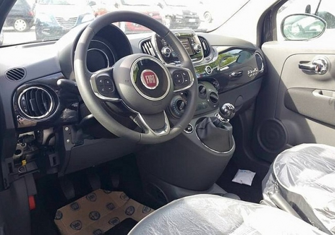 Fiat 500 2016: facelift opět nafocen bez maskování, tentokrát i zevnitř