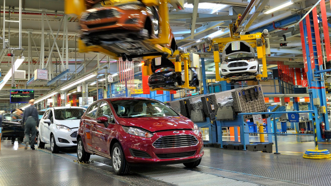 Prodeje Fordů se dál propadají, firma dočasně uzavře hned pět továren