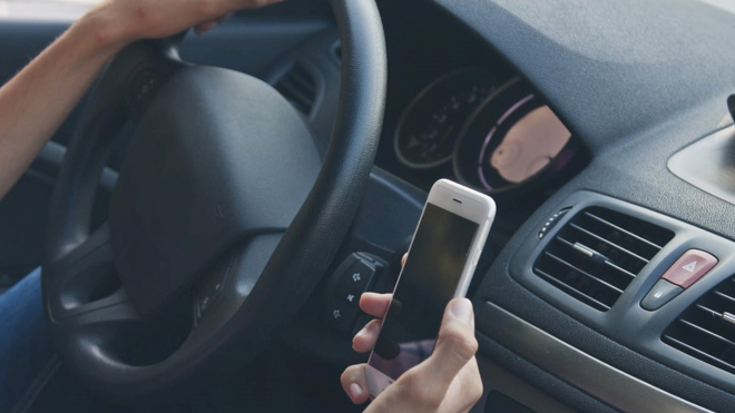 Francie mění pravidla pro používání telefonů v autech. Toleruje jediný případ