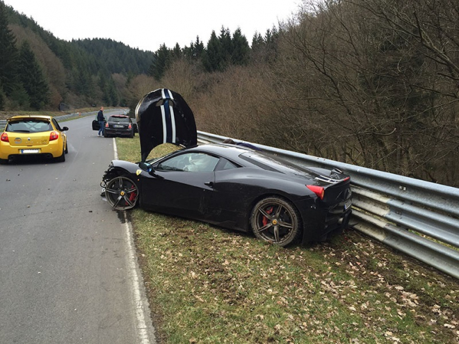 Majitel rozbil Ferrari na Nordschleife, na opravu pořádá sbírku