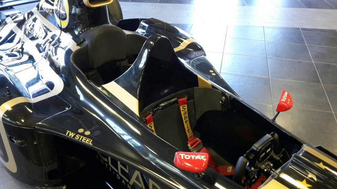 K mání je vzácná dvoumístná Formule 1, s tou můžete udělat dojem i na ženu