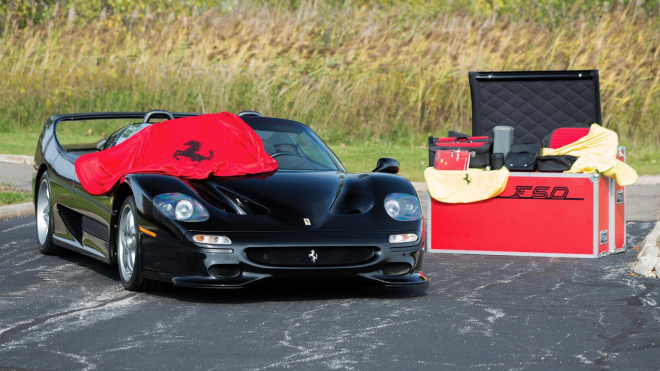 Do aukce míří Ferrari F50 v tovární černé, vznikla jen čtyři taková