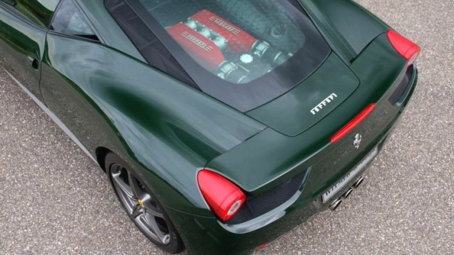 Někdo si koupil Ferrari v téhle jinak nedostupné zelené. Jmenuje se podle toho