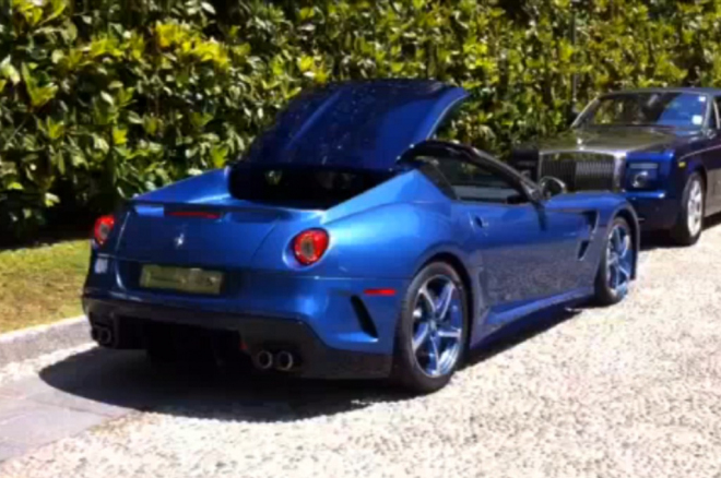 Pevná střecha Ferrari Superamerica 45 v bleskové akci na prvním videu
