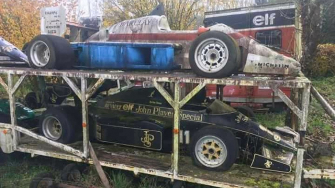 Záhada opuštěné sbírky starých formulí trvá. K výjimečné kolekci se nikdo nehlásí