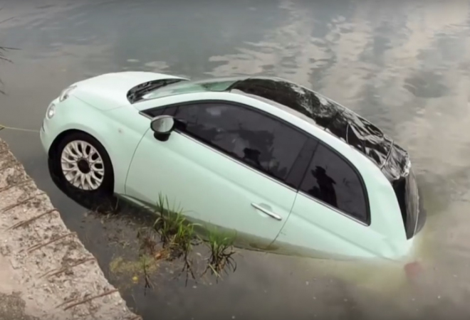 Fiat chtěl, aby faceliftovaný 500 přišel na prezentaci po vodě jako Ježíš. Utopil ho (video)