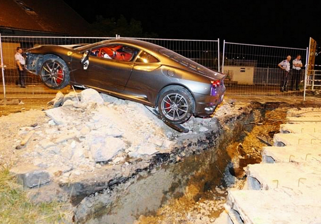 Ferrari F430 havarovalo na mostě u Pardubic, policii podle všeho neujíždělo