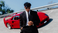 Lewis Hamilton ukázal své renovované Ferrari F40 přímo v Monze. Kouzelný moment zabil naprosto směšnými fotkami