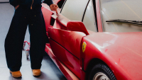 Lewis Hamilton není první ani jediný. Ikonické Ferrari F40 vlastní slušná řádka pilotů F1. A ještě víc z nich ho mělo dřív