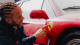 Lewis Hamilton zachránil auto svých snů, které někdo nechal přes 30 let opuštěné ve stodole. Teď mu vrací lesk přímo s pomocí Ferrari