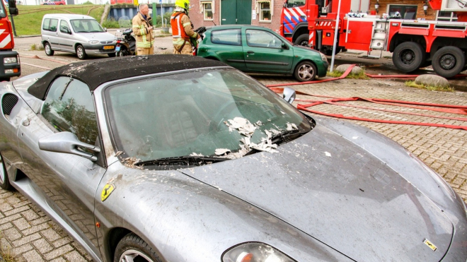 Čerstvý majitel Ferrari neuvěřitelně šťastně zachránil svůj vysněný vůz před plameny