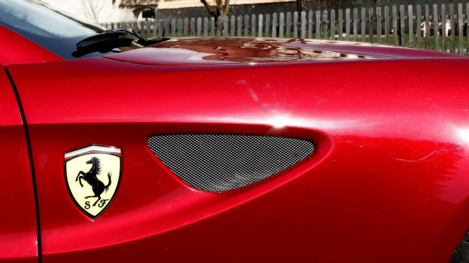 Němec si pořídil Ferrari za 6,5 milionu, už mu ale nezbylo na benzin, pokuty ani pojistku