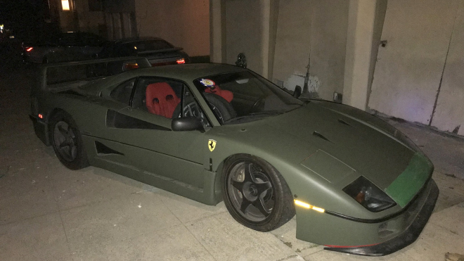 Svérázný majitel Ferrari za desítky milionů běžně parkuje své auto na ulici, i přes noc