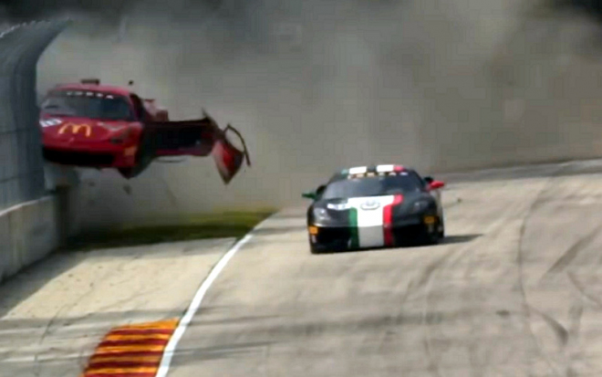 Co lze také přežít: Ferrari 458 vzlétlo ve 260 km/h, při nárazech z něj upadly i dveře (videa)