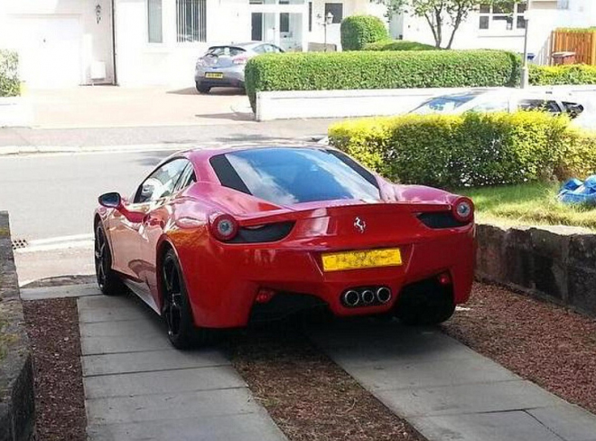 Replika Ferrari 458 Italia může vypadat dobře, stojí ale 1,7 milionu Kč