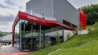 Ferrari ukázalo nové pojetí svých showroomů. Připomínají haly sběratelů exkluzivních aut, to nebude náhoda