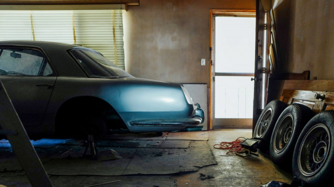 Majitel nechal stát Ferrari v bytě v prvním patře, až po 32 letech se zase dostalo ven