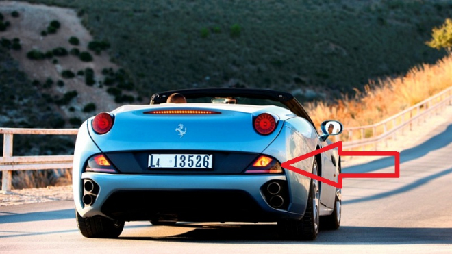 Víte, proč má Ferrari California tak ošklivá a hloupě umístěná brzdová světla?