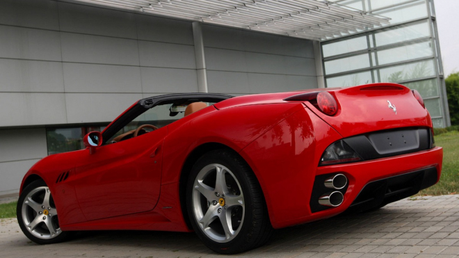 Řidič Ferrari zkusil se sporťákem sjet schody. Podívejte se, jak dopadl