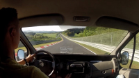 Takhle to vidí řidič, když se na Nordschleife vydá s dodávkou (video)