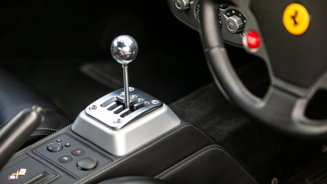 Poslední Ferrari s manuálním řazením a V8 uprostřed po slavném kuchaři je na prodej