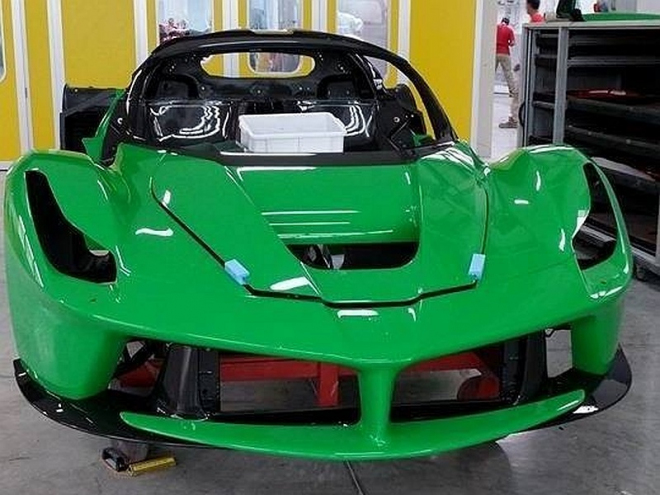 Ferrari oficiálně zezelená, V8 čeká turbo, V12 elektromotor. Proč vlastně?